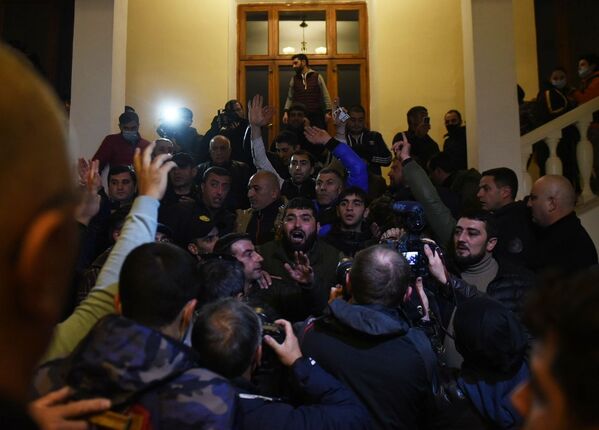 Участники акции протеста в здании парламента Армении в Ереване - Sputnik Таджикистан