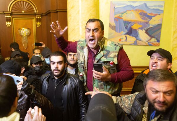 Участники акции протеста в одном из залов в здании парламента Армении в Ереване - Sputnik Таджикистан