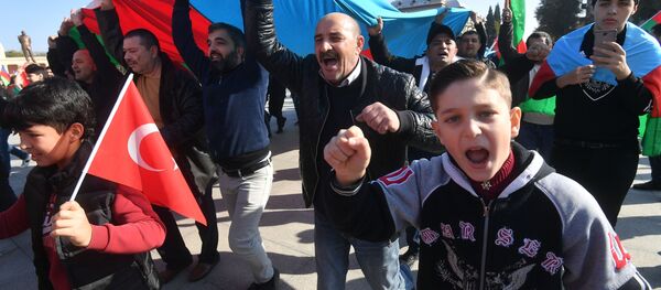 Люди радуются прекращению огня в Нагорном Карабахе - Sputnik Таджикистан