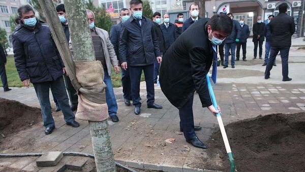 Мэр Душанбе Рустам Эмомали запустил сезон посадки деревьев на проспекте имени Садриддина Айни - Sputnik Таджикистан