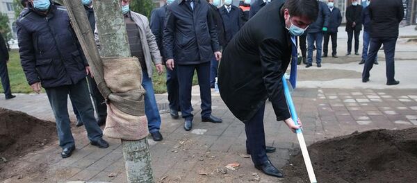 Мэр Душанбе Рустам Эмомали запустил сезон посадки деревьев на проспекте имени Садриддина Айни - Sputnik Тоҷикистон