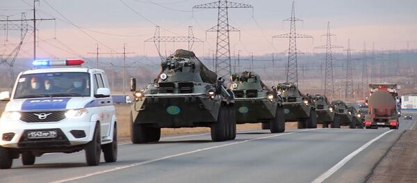 Колонна военной техники российских миротворцев выдвинулась для отправки в Карабах - Sputnik Таджикистан