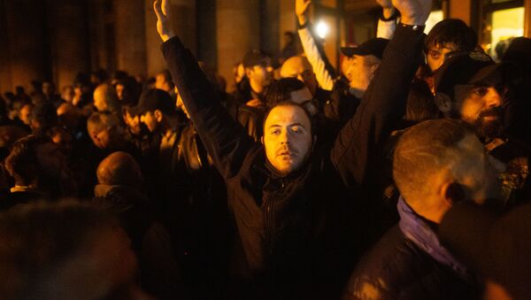Участники акции протеста в здании парламента Армении в Ереване - Sputnik Тоҷикистон