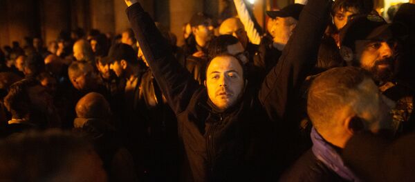 Участники акции протеста в здании парламента Армении в Ереване Участники акции протеста в здании парламента Армении в Ереване - Sputnik Тоҷикистон