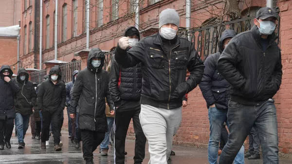 Мигранты у здания Управления Федеральной миграционной службы России - Sputnik Тоҷикистон