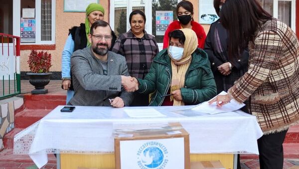Специализированные школы Согда получили учебники от Россотрудничества - Sputnik Таджикистан