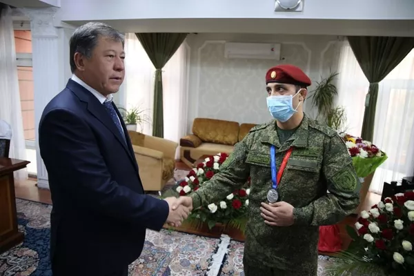 Акмалиддин Каримовро дар Душанбе бошукӯҳ пешвоз гирифтанд