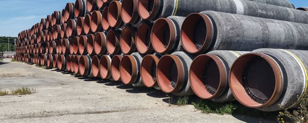 Трубы в немецком порту Мукран на острове Рюген - Sputnik Таджикистан