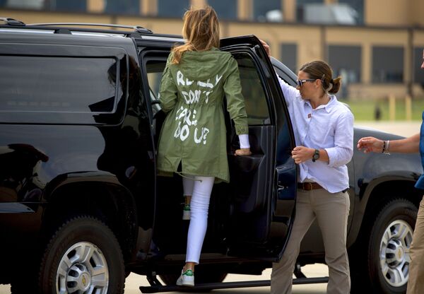 Мелания Трамп прибывает на базу ВВС Andrews, штат Мэриленд, в куртке Zara с надписью: «Мне правда все равно, а вам?» - Sputnik Таджикистан