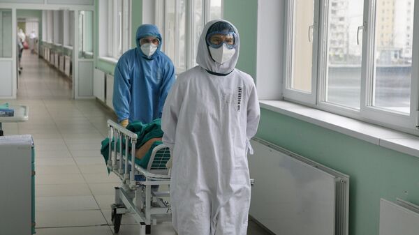 Медицинские работники везут пациента в ковид-госпитале - Sputnik Таджикистан