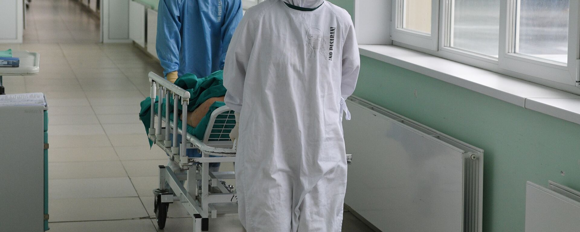 Медицинские работники везут пациента в ковид-госпитале - Sputnik Таджикистан, 1920, 28.11.2021