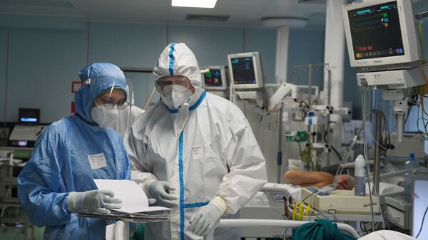 Медицинские работники и пациент в отделении интенсивной терапии ковид-госпиталя - Sputnik Таджикистан