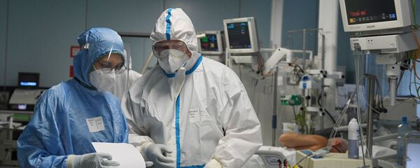 Медицинские работники и пациент в отделении интенсивной терапии ковид-госпиталя - Sputnik Тоҷикистон