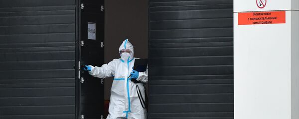 Медицинский работник в карантинном центре в Коммунарке Медицинский работник в карантинном центре в Коммунарке - Sputnik Таджикистан