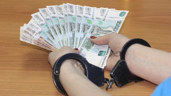 Российские рубли в руках у женщины - Sputnik Таджикистан