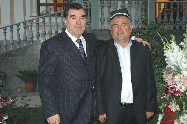Президент Таджикистана Эмомали Рахмон и его брат Нуриддин Рахмонов, архивное фото - Sputnik Таджикистан