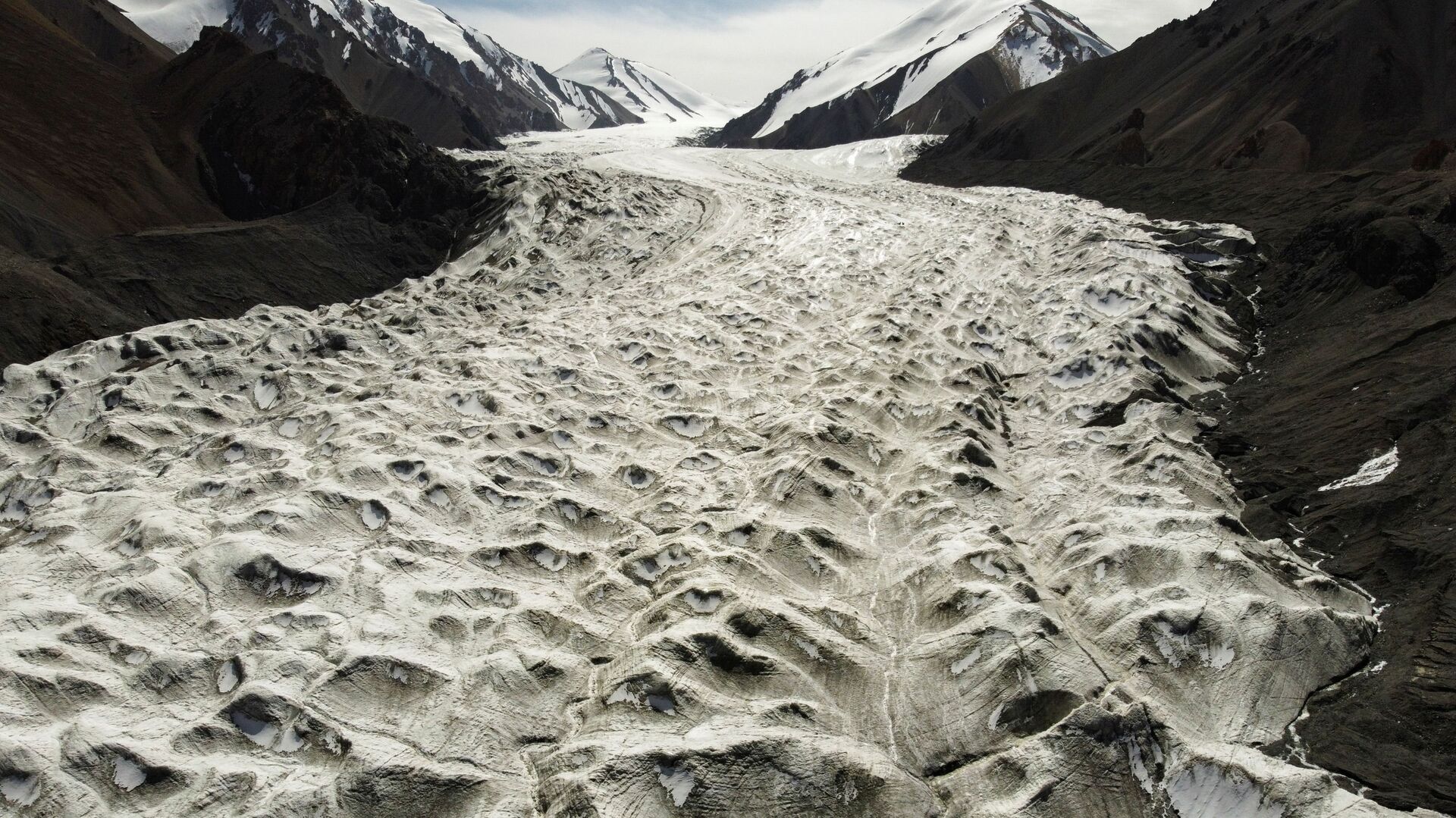 Потоки талой воды с ледника Лаохугоу № 12 в горах Цилянь в провинции Ганьсу, Китай - Sputnik Таджикистан, 1920, 15.05.2021