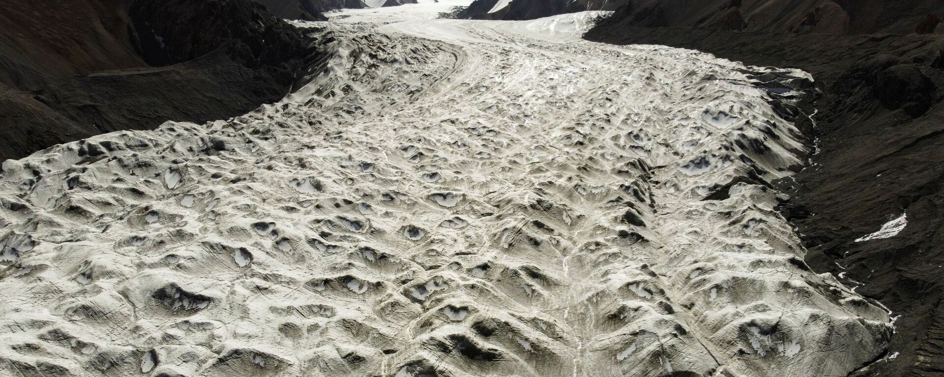Потоки талой воды с ледника Лаохугоу № 12 в горах Цилянь в провинции Ганьсу, Китай - Sputnik Таджикистан, 1920, 03.03.2021