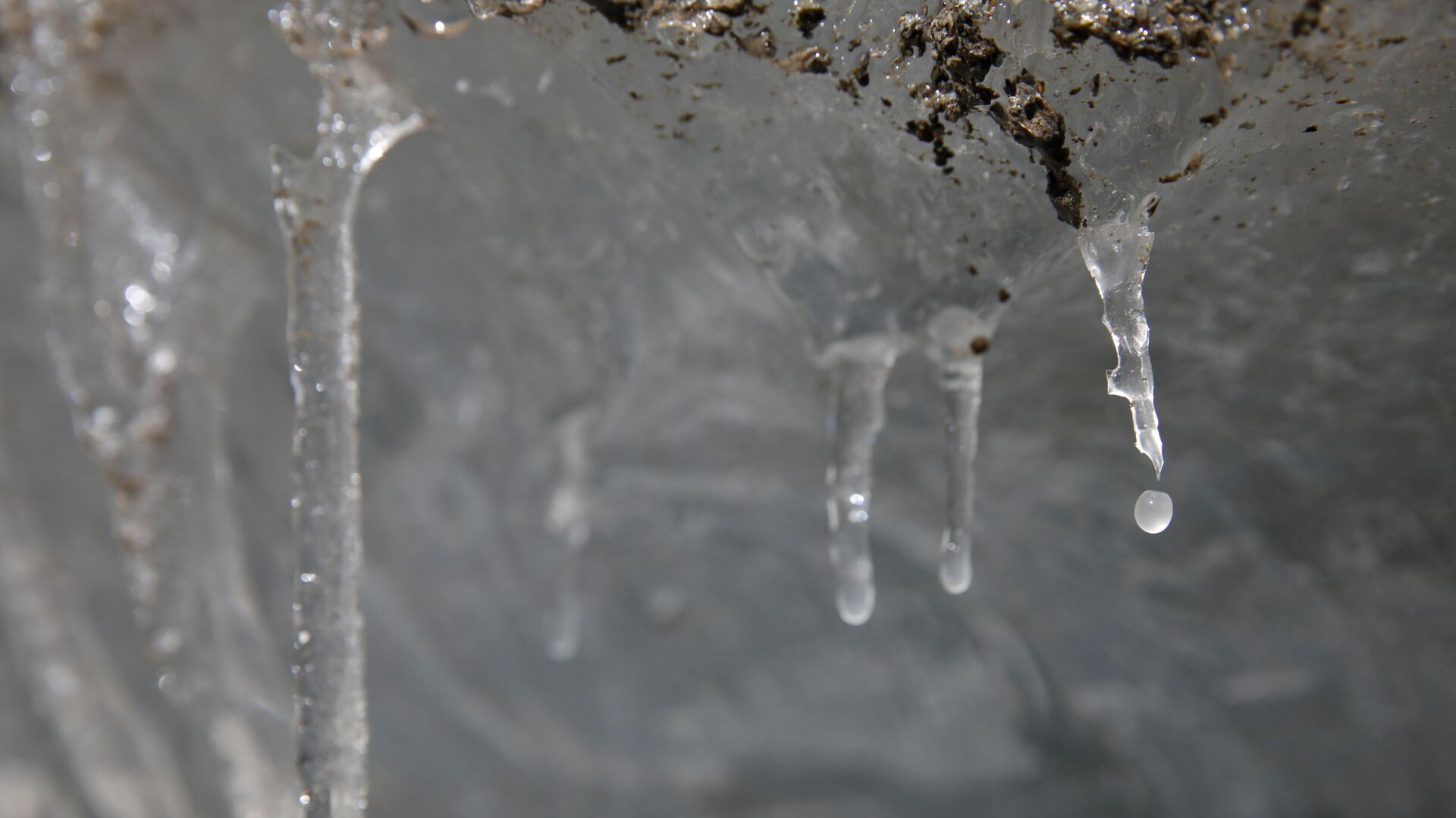 Талая вода капает с сосульки на леднике Лаохугоу в горах Цилянь, в провинции Ганьсу, Китай - Sputnik Таджикистан, 1920, 25.07.2021