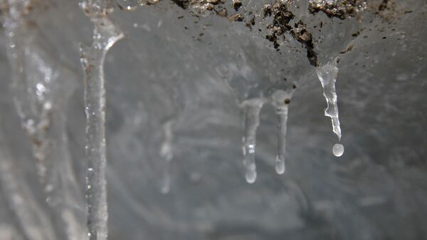 Талая вода капает с сосульки на леднике Лаохугоу в горах Цилянь, в провинции Ганьсу, Китай - Sputnik Тоҷикистон