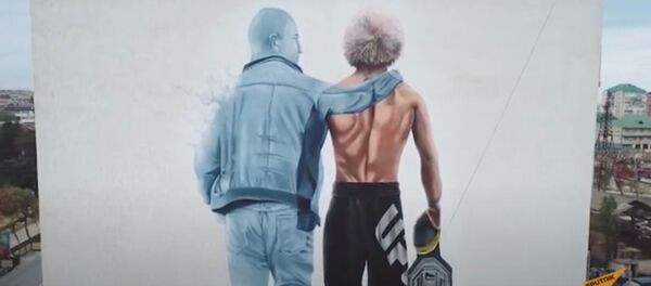 В честь Хабиба и его отца нарисовали граффити на стене дома - Sputnik Тоҷикистон