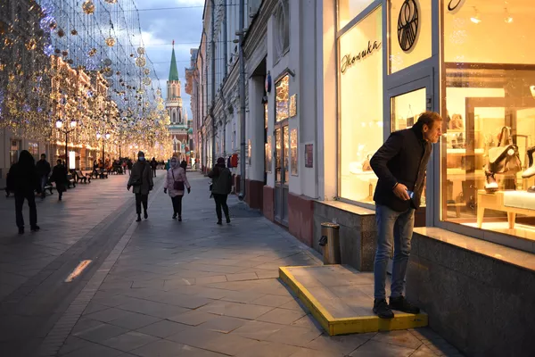 Прохожие на Никольской улице в Москве Прохожие на Никольской улице в Москве - Sputnik Тоҷикистон