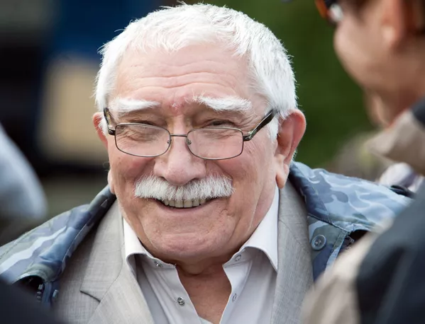 Армен Ҷигарханян, ҳунарманди хизматнишондодаи Иттиҳоди Шӯравӣ 14 ноябр дар синни 86 дунёро падрӯд гуфт. Армен Ҷигарханян, ҳунарманди хизматнишондодаи Иттиҳоди Шӯравӣ 14 ноябр дар синни 86 дунёро падрӯд гуфт. - Sputnik Тоҷикистон
