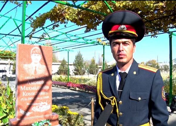 Гузоштани лавҳаи хотиравӣ барои сержант Амонов: бар зидди гурӯҳи Худойбердиев ҷангида буд - Sputnik Тоҷикистон
