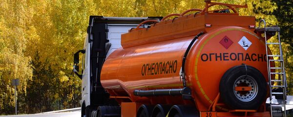 Автоцистерна на дороге Автоцистерна на дороге - Sputnik Таджикистан