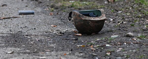 Каска на обочине дороги в Нагорном Карабахе Каска на обочине дороги в Нагорном Карабахе - Sputnik Таджикистан