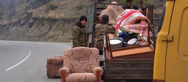 Нагорный Карабах: как Россия помогает беженцам - YouTube - Sputnik Тоҷикистон