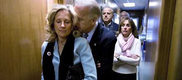 Кандидат от Демократической партии сенатор Джо Байден и его жена Джилл  в ожидании его представления на митинге в Дубьюке, 2008 год - Sputnik Тоҷикистон