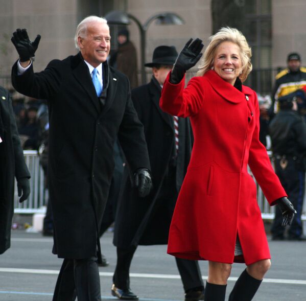 Вице-президент Джо Байден и его жена Джилл в Вашингтоне, во время инаугурационного парада, 2009 год - Sputnik Тоҷикистон