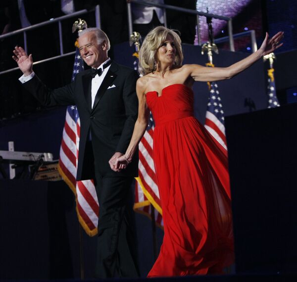 Вице-президент США Джо Байден и его жена Джилл во время Neighborhood Ball в Вашингтоне, 2009 год - Sputnik Тоҷикистон
