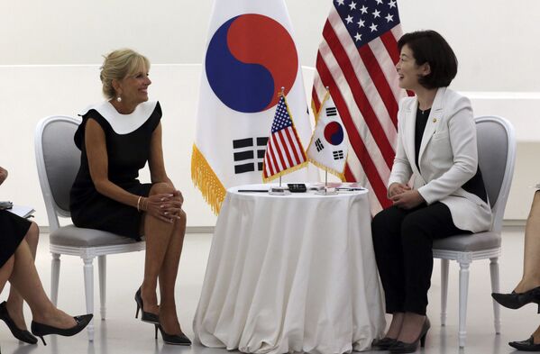 Жена вице-президента США Джилл Байден и министр по вопросам гендерного равенства и семьи Южной Кореи Ким Хи Чжун во время встречи в Сеуле, 2015 год  - Sputnik Тоҷикистон