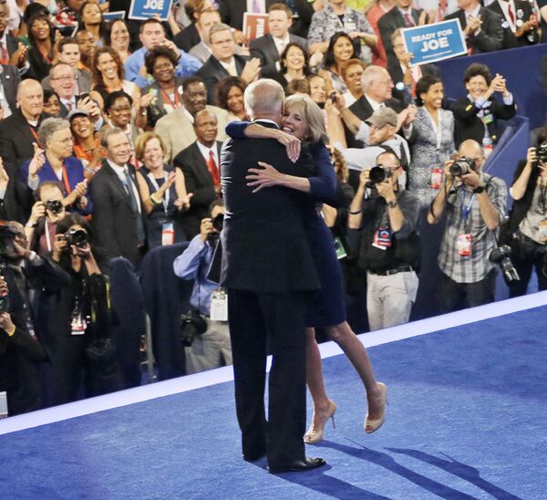 Вице-президент Джо Байден обнимает свою жену Джилл на сцене Национального съезда Демократической партии в Шарлотте, штат Северная Каролина, США, 2012 год - Sputnik Тоҷикистон