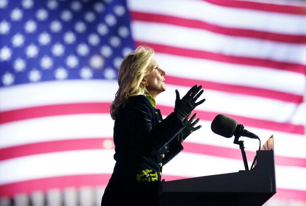 Джилл Байден выступает во время митинга в поддержку кампании своего мужа Джо Байдена в Питтсбурге, штат Пенсильвания, США, 2020 год - Sputnik Тоҷикистон