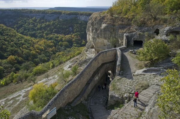 Средневековый пещерный город-крепость Чуфут-Кале в Бахчисарайском районе в Крыму - Sputnik Таджикистан