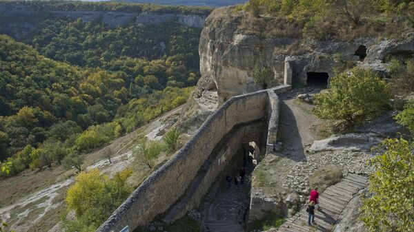Средневековый пещерный город-крепость Чуфут-Кале в Бахчисарайском районе в Крыму - Sputnik Таджикистан