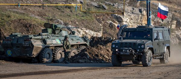 Военная техника российских миротворческих сил на блокпосту в Лачинском коридоре - Sputnik Таджикистан