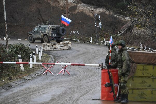 Блокпост российских миротворческих сил в Лачинском коридоре - Sputnik Таджикистан