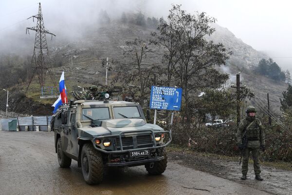 Военный автомобиль российских миротворческих сил на участке дороги Лачинского коридора - Sputnik Таджикистан