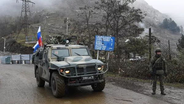 Военный автомобиль российских миротворческих сил на участке дороги Лачинского коридора - Sputnik Тоҷикистон