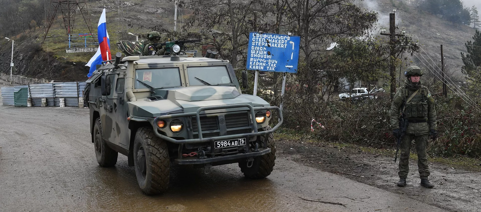 Военный автомобиль российских миротворческих сил на участке дороги Лачинского коридора - Sputnik Тоҷикистон, 1920, 02.02.2021