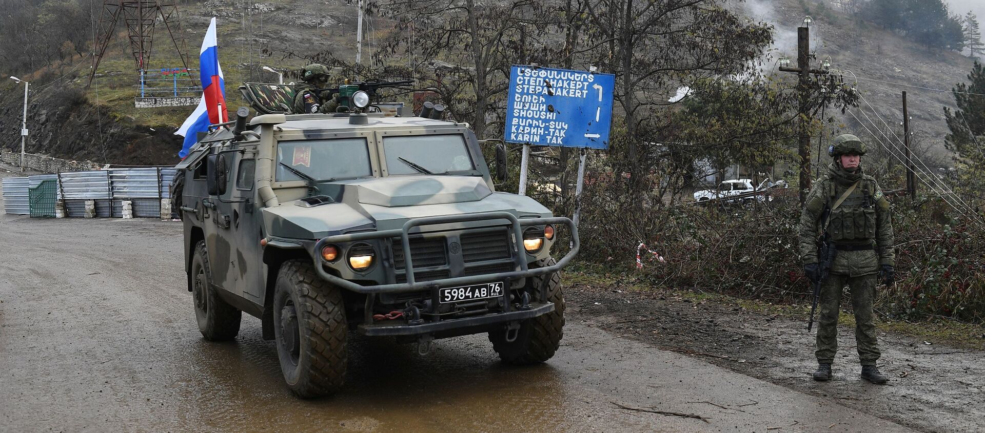 Военный автомобиль российских миротворческих сил на участке дороги Лачинского коридора - Sputnik Таджикистан, 1920, 02.02.2021
