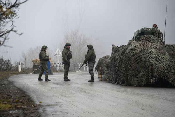 Российские миротворцы на блокпосту в Лачинском коридоре - Sputnik Таджикистан