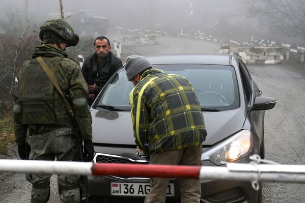 Российские миротворцы во время проверки автомобиля на блокпосту в Лачинском коридоре - Sputnik Таджикистан