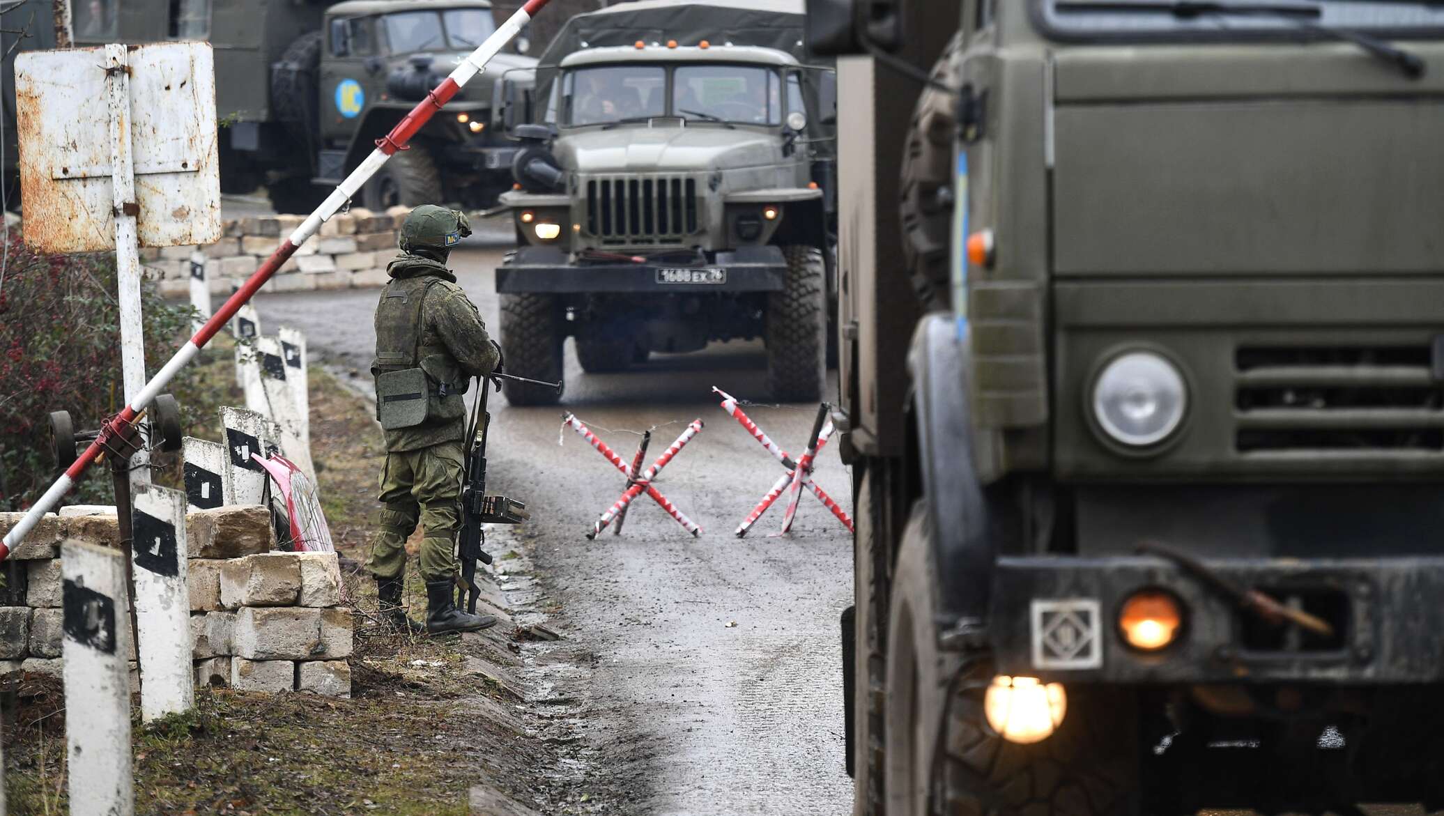 Груз армению. МЧС России в Нагорном Карабахе. МЧС В Нагорном Карабахе. Лачинский коридор Армения. Лачинский коридор миротворцы.