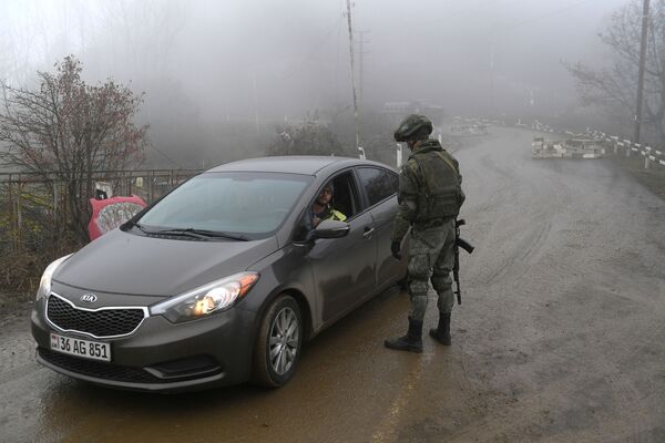 Российские миротворцы остановили для проверки автомобиль на блокпосту в Лачинском коридоре - Sputnik Таджикистан