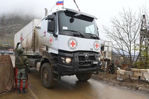 Российские миротворцы пропускают машину Международного Комитета Красного Креста (МККК) через блокпост в Лачинском коридоре - Sputnik Таджикистан